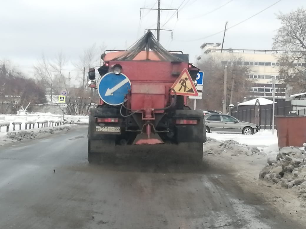 В Ленинском районе продолжаются работы по уборке снега и наледи, посыпке дорог и тротуаров 