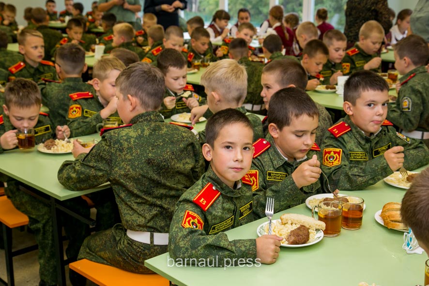 В Барнаульском кадетском корпусе проверили организацию питания учащихся