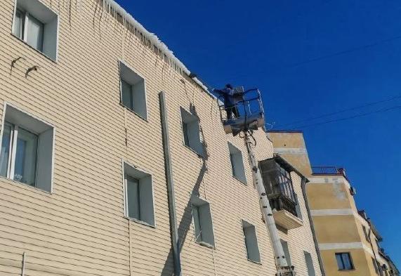 Очистка кровель и территорий многоквартирных домов от снега - на контроле