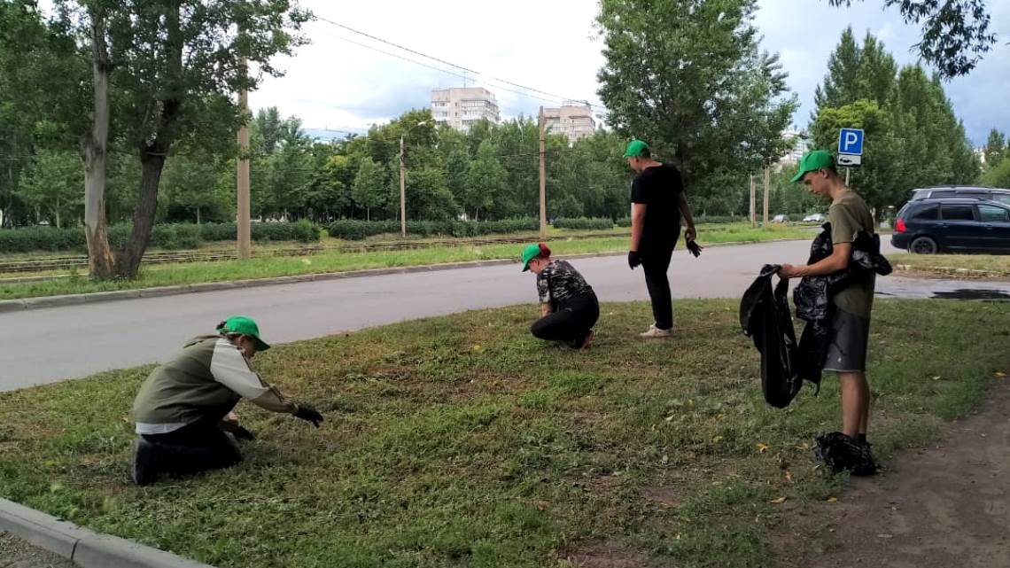 В Ленинском районе начал работу студенческий экологический отряд «Зеленый феникс»
