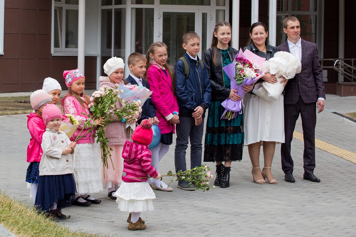 В Барнауле с рождением 11-го ребенка поздравили многодетную семью Брит