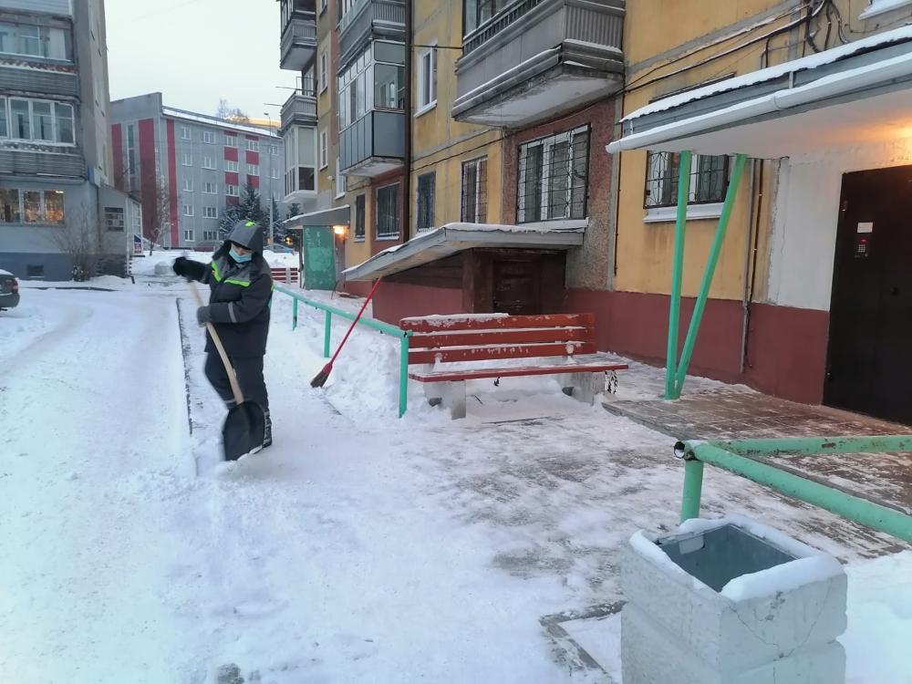 Уборка снега и благоустройство дворовых территорий на особом контроле в администрации Барнаула