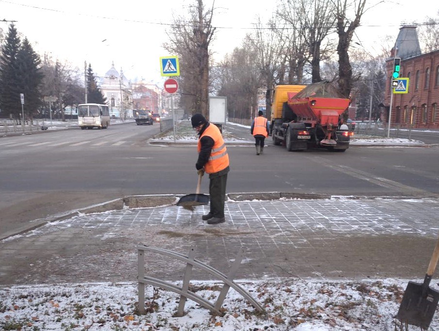 Дороги и тротуары в Барнауле обрабатывают противогололедными средствами 