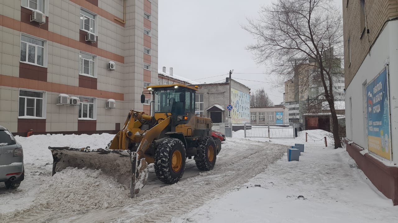 На территории Октябрьского района очищают от снега и наледи внутриквартальные проезды