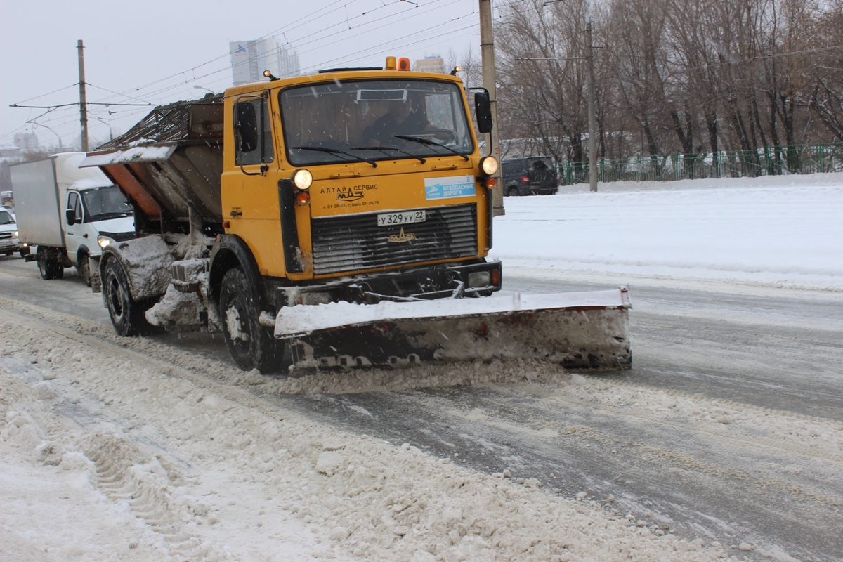 Снегоуборочная техника на дорогах Барнаула 18 ноября