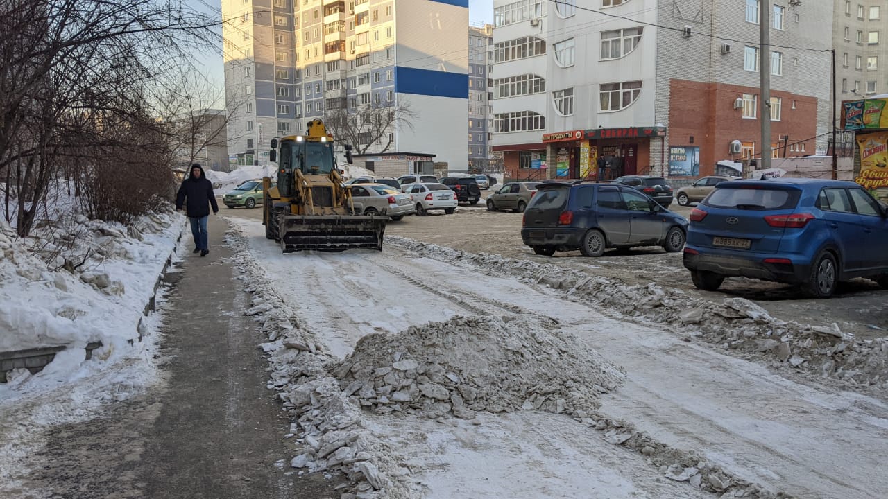 В Центральном районе продолжаются работы по очистке снега и наледи 