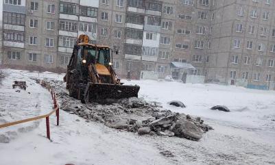 Управляющие организации продолжают работы по ворошению снежных масс на дворовых территориях