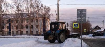 Ленинский район продолжают очищать от снега