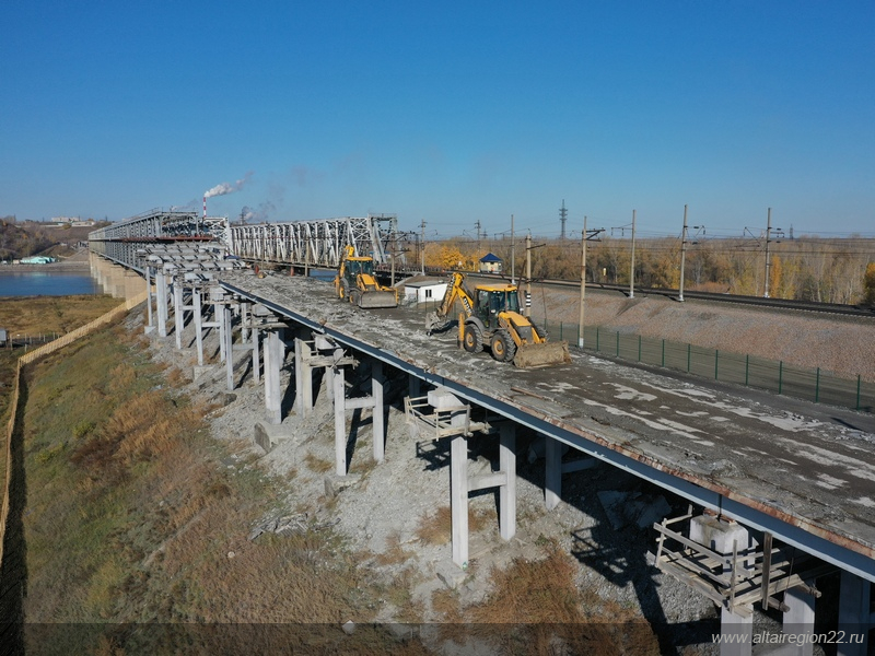 На коммунальном мосту в Барнауле выполнили более половины запланированных работ