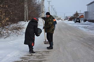 Общественники Ленинского района участвуют в акциях по очистке территории от снега и наледи, посыпке тротуаров, зачистке несанкционированных объявлений