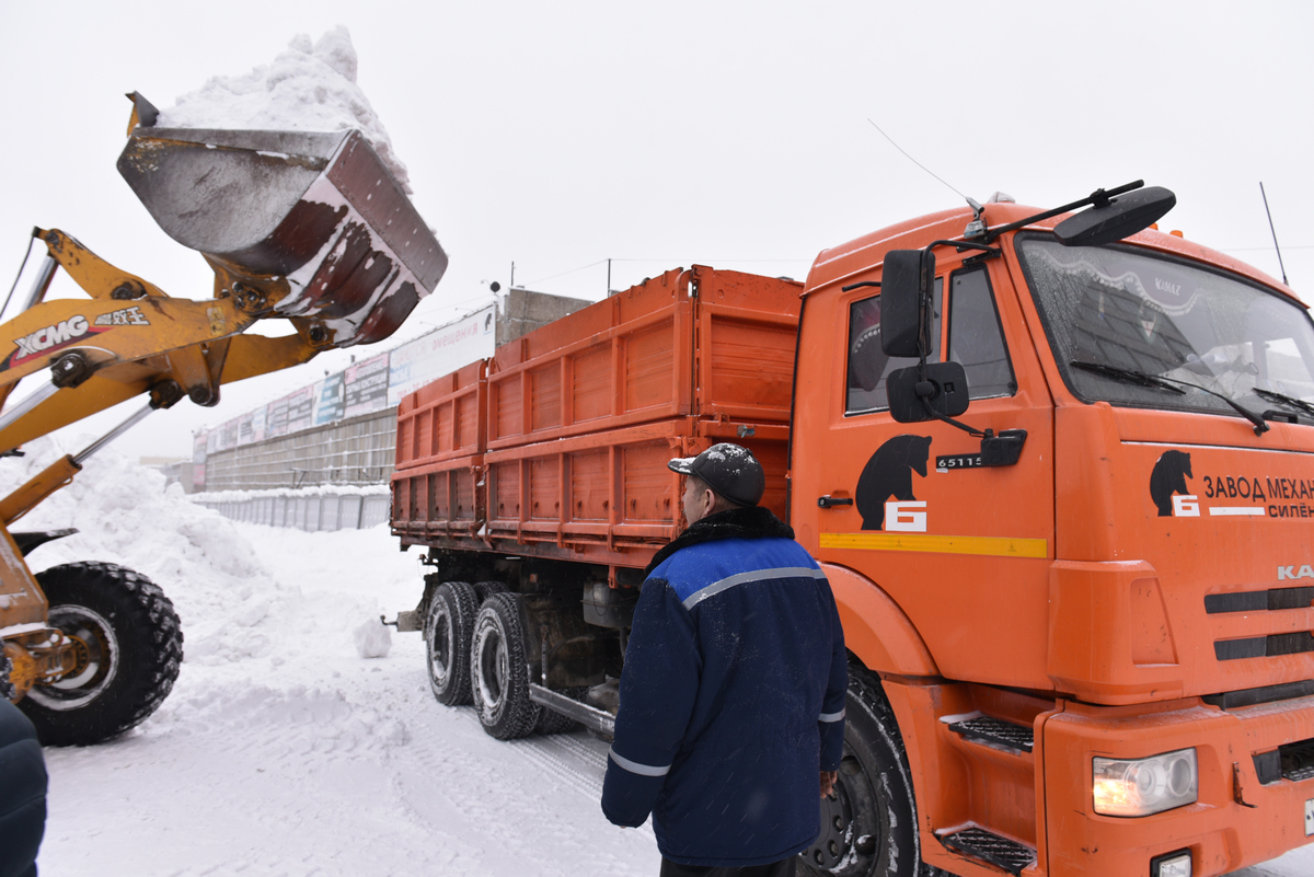 В Барнауле предприятия принимают активное участие в очистке от снега территории города