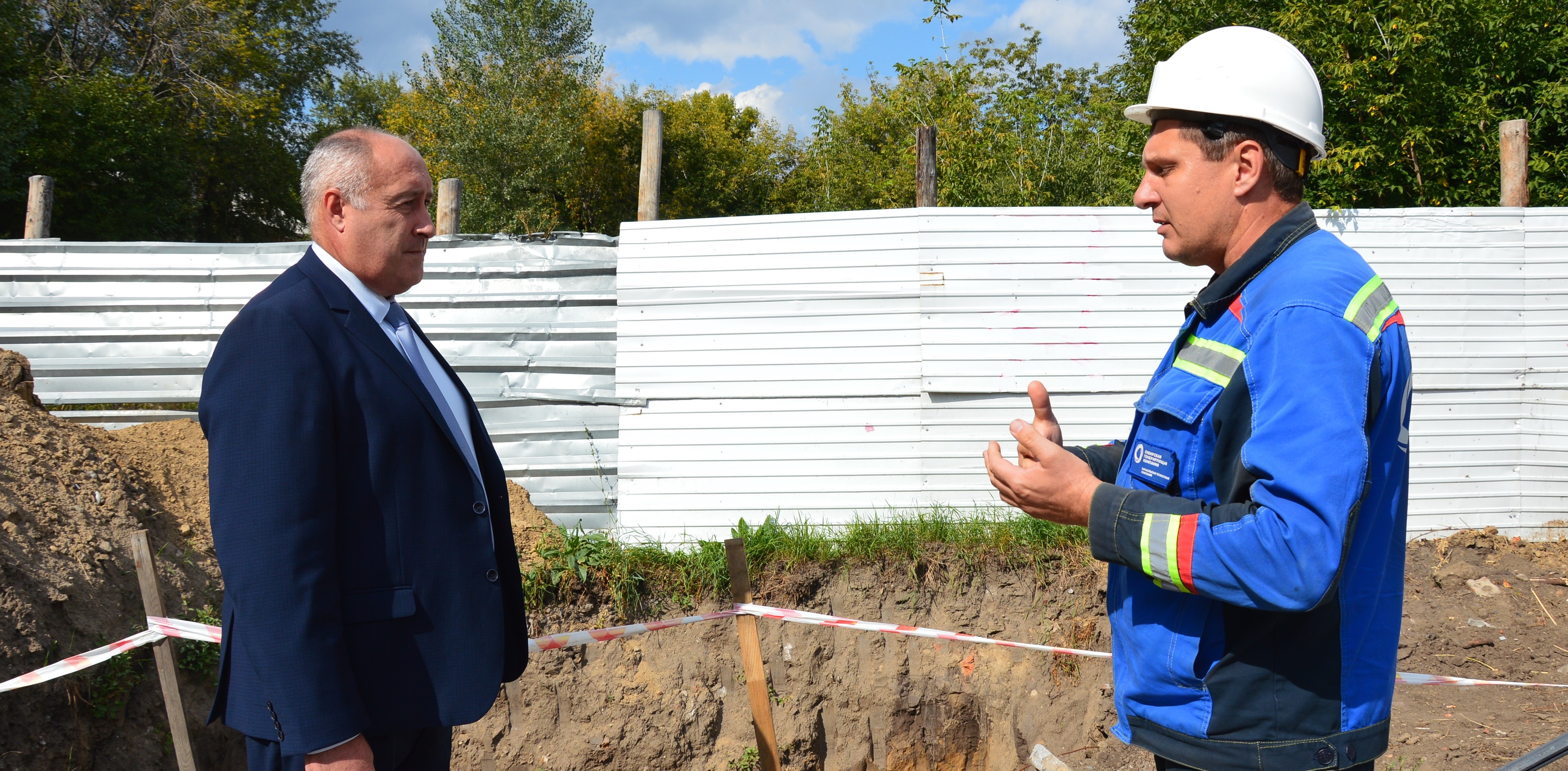 Глава администрации Октябрьского района проверил ход работ по строительству теплового пункта на ул. Смирнова,92