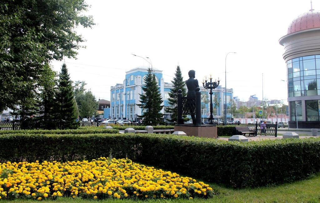 Бархатцы, петунии и бегонии высаживают на клумбах Центрального района Барнаула
