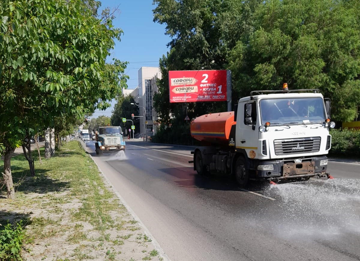 В Барнауле дорожники поливают улицы водой  