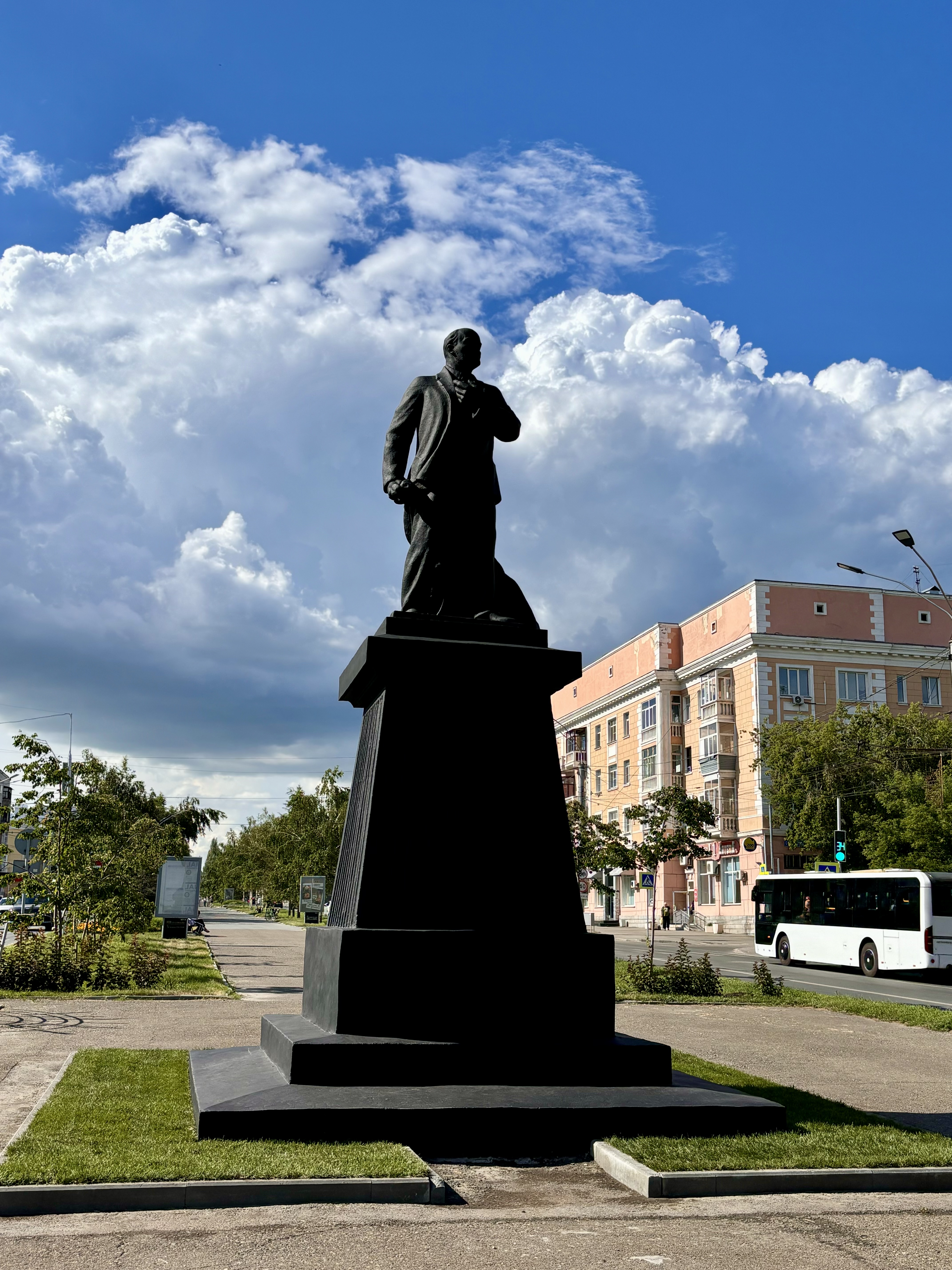 В Барнауле завершен ремонт памятника на проспекте Ленина 
