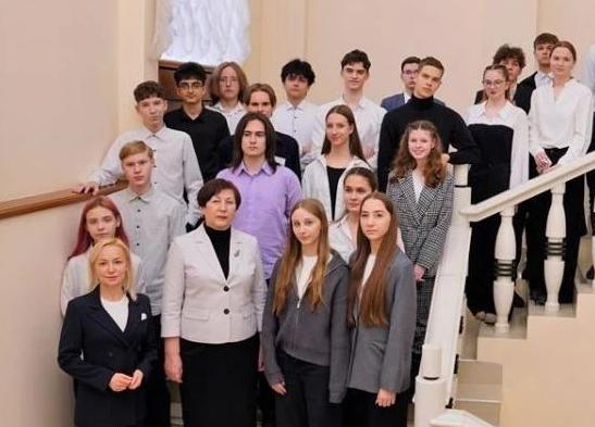 В рамках месячника молодого избирателя барнаульские школьники знакомятся с деятельностью депутатов