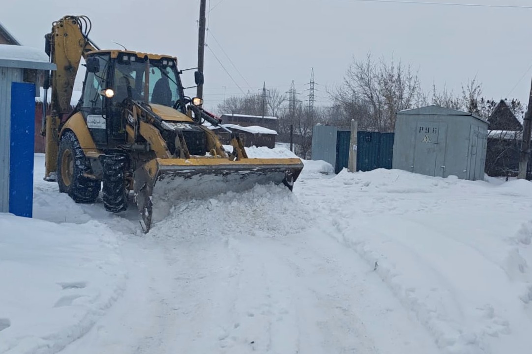 В Октябрьском районе продолжаются работы по очистке улиц и дворовых территорий от снега 