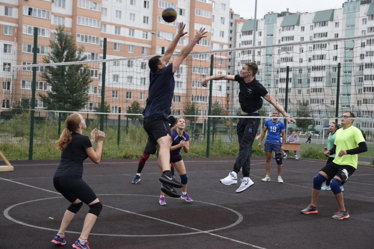 Восемь спортивных. Дворовый волейбол. Дворовый волейбол Красногвардейском районе. Командные игры Барнаул. Дворовый волейбол школьники Красногвардейском районе.