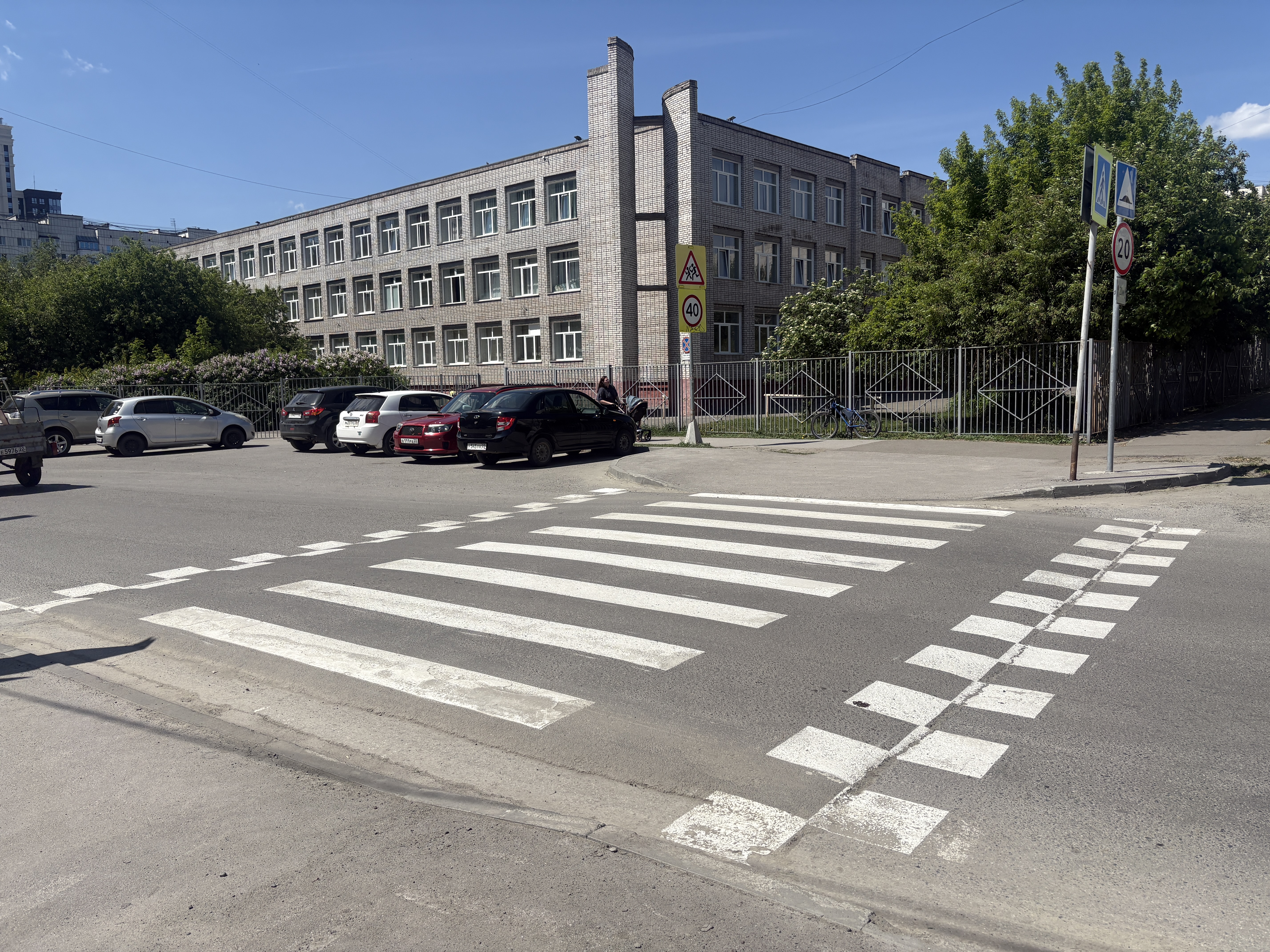 На улично-дорожной сети города продолжаются работы по нанесению дорожной разметки