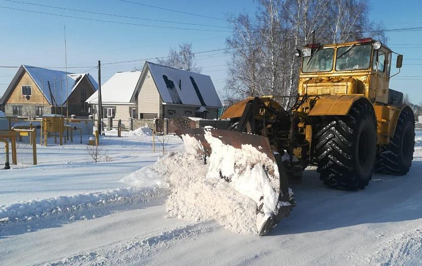 Около ста единиц снегоуборочной техники работают на улицах Барнаула 14 января