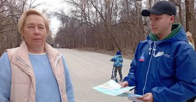 В парке «Юбилейный» волонтеры оказывали помощь желающим проголосовать за благоустройство общественных территорий