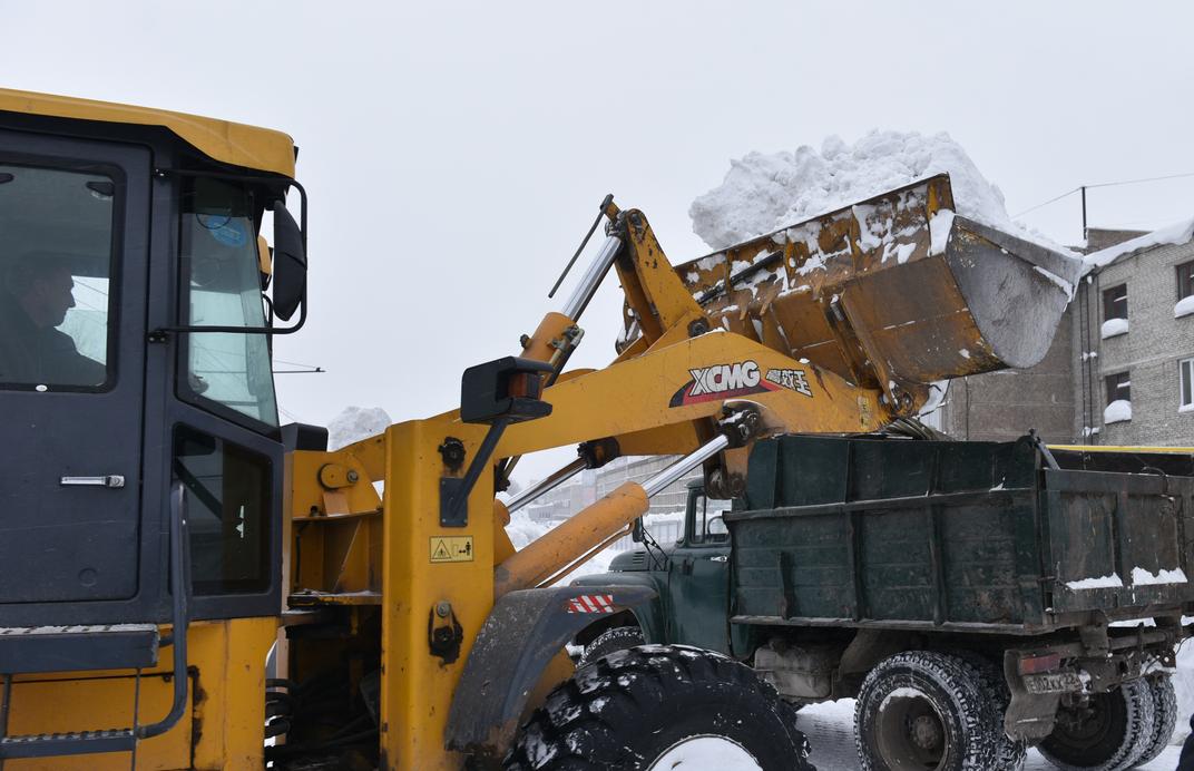 Предприятия Барнаула продолжают работы по уборке снега