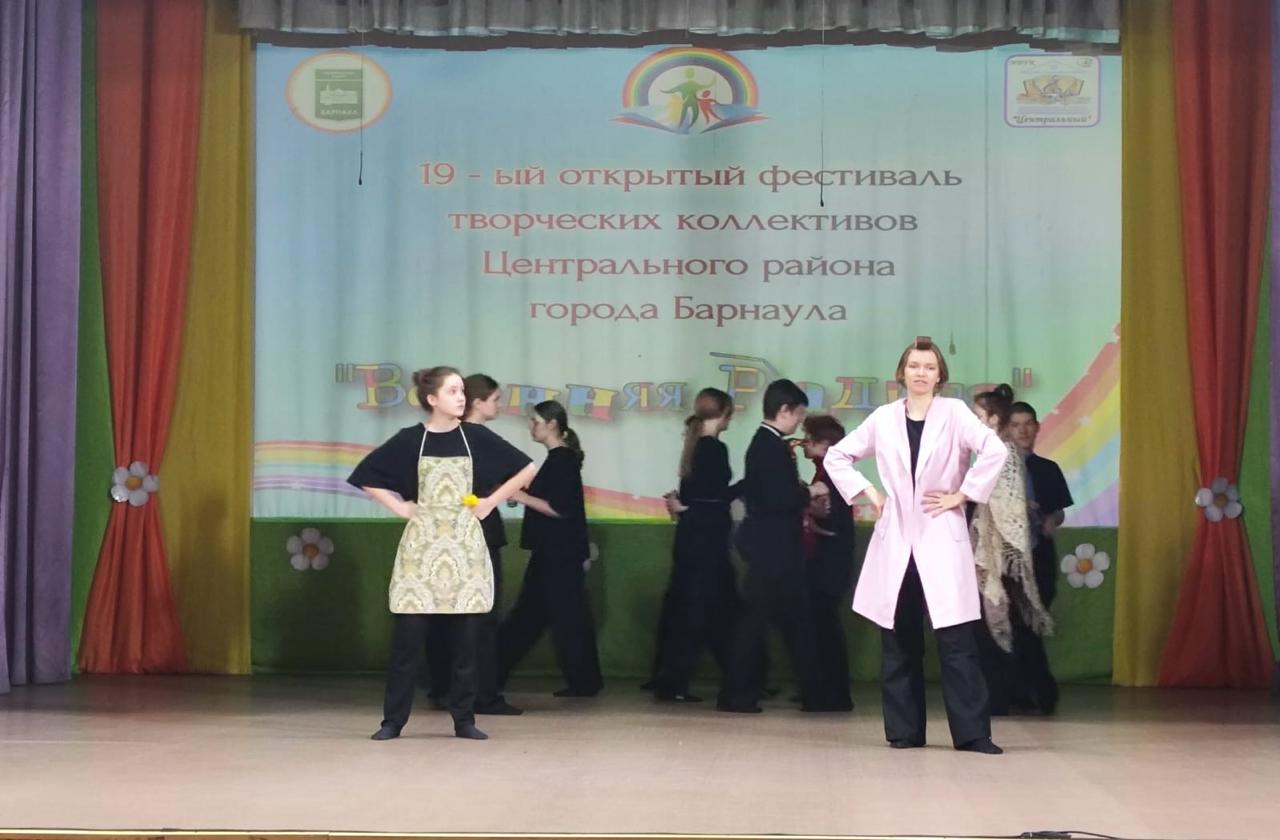 В ДК «Центральный» проходит 19 открытый фестиваль творческих коллективов «Весенняя радуга»