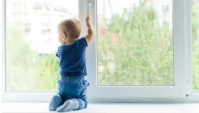 Комиссия по делам несовершеннолетних напоминает о необходимости соблюдать безопасность детей при открытых окнах