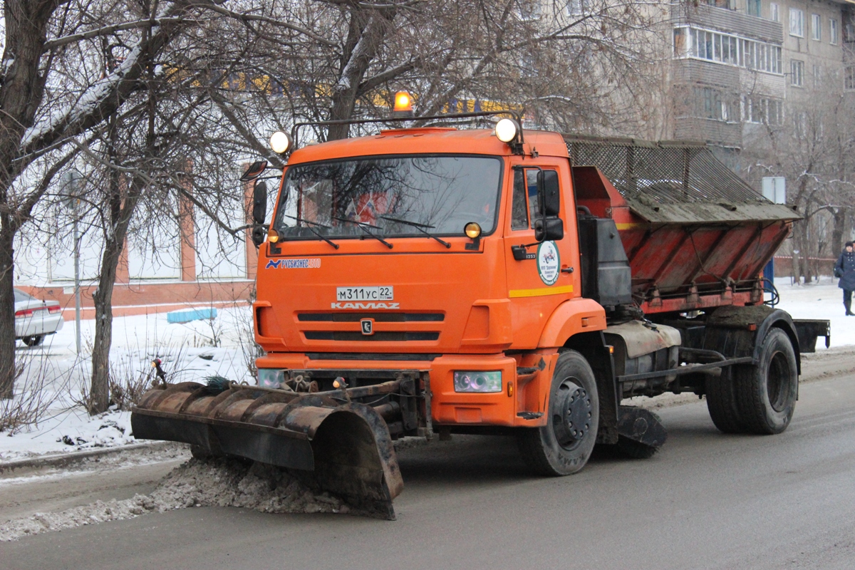 В ночь на 30 января на дорогах Барнаула будут работать 122 единицы снегоуборочной техники