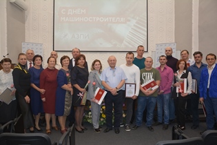 Краевые, городские и районные награды ко Дню машиностроителя вручили работникам АЗПИ