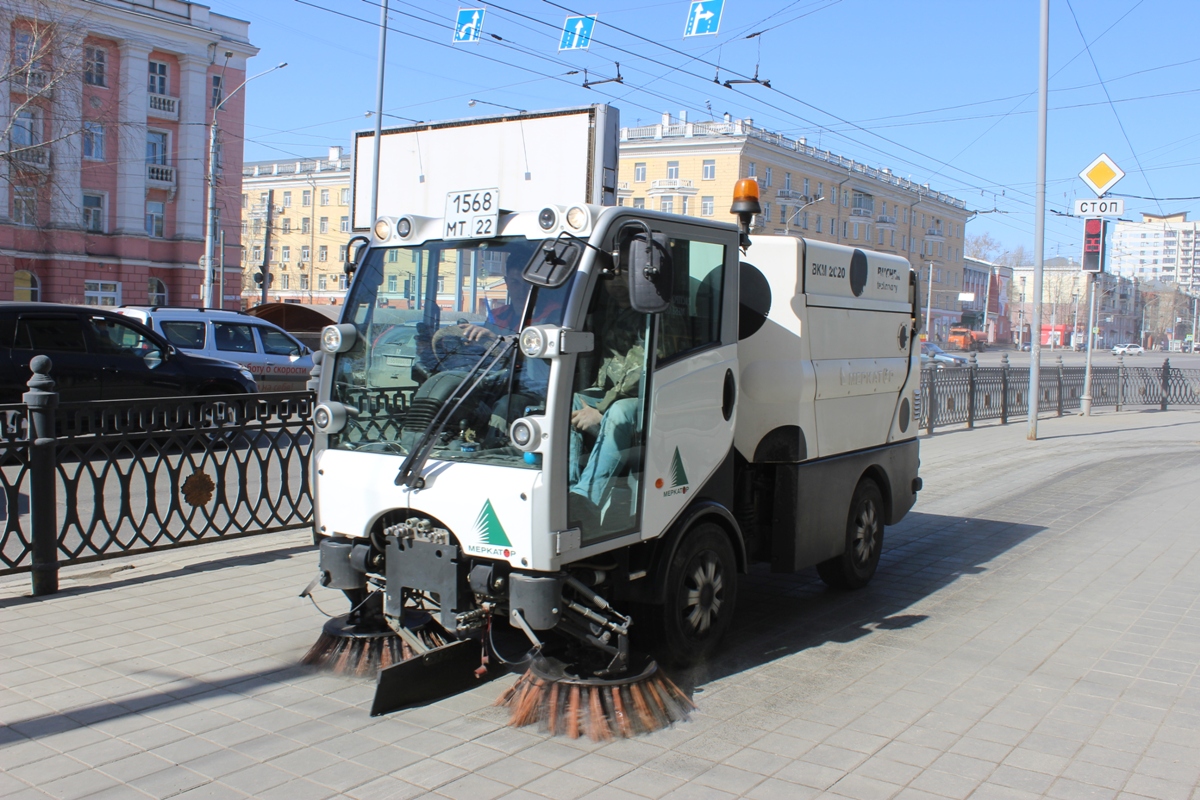 Санитарная уборка дорог и тротуаров в Барнауле продолжается