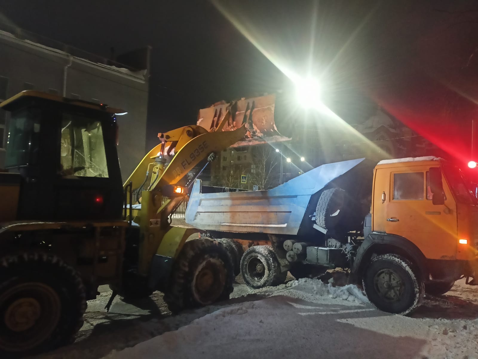 Дорожная служба проводит работы по очистке улично-дорожной сети Барнаула