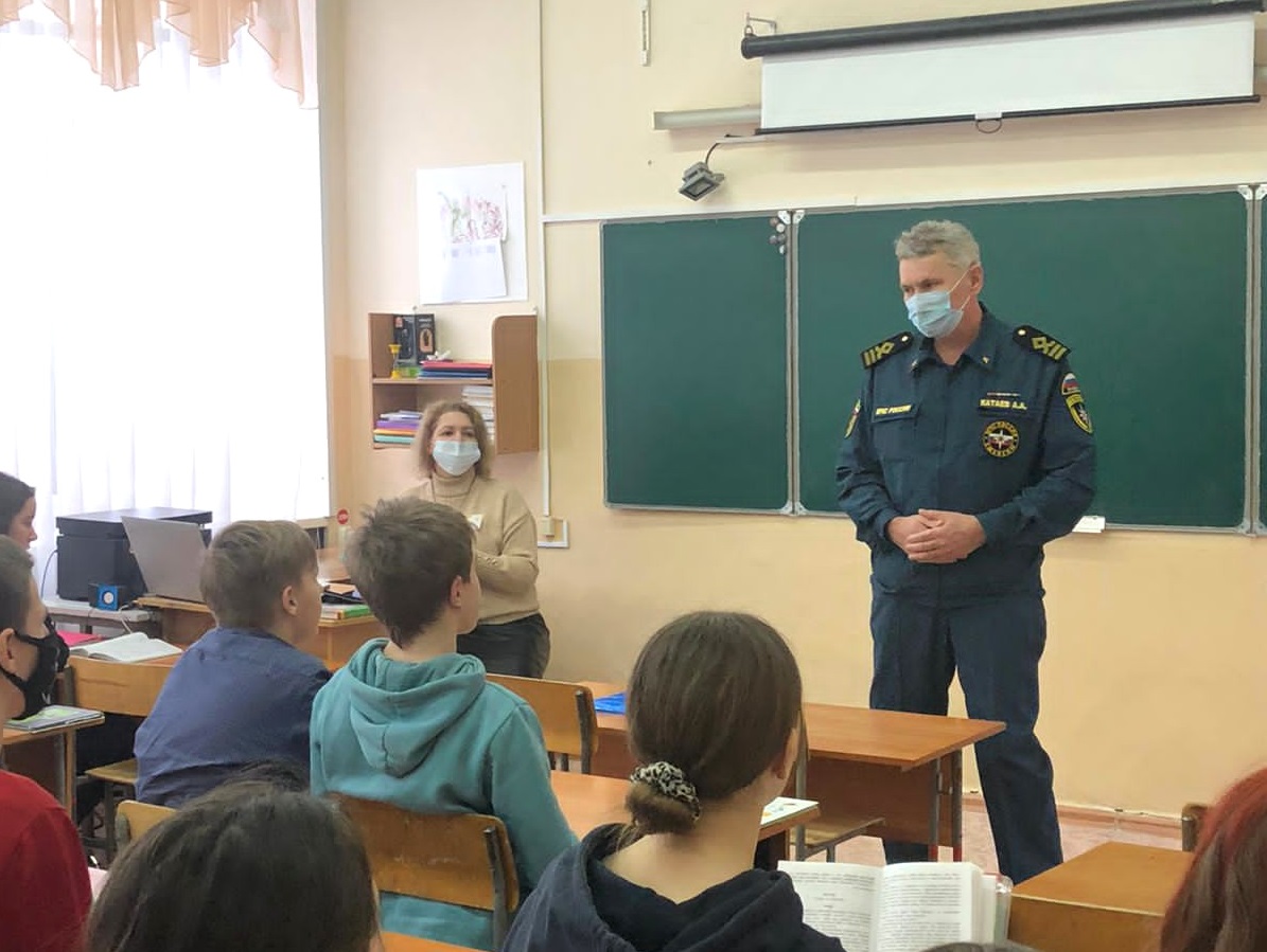 В Октябрьском районе в рамках профилактической акции «Безопасный лед» прошли занятия с учащимися гимназии № 45