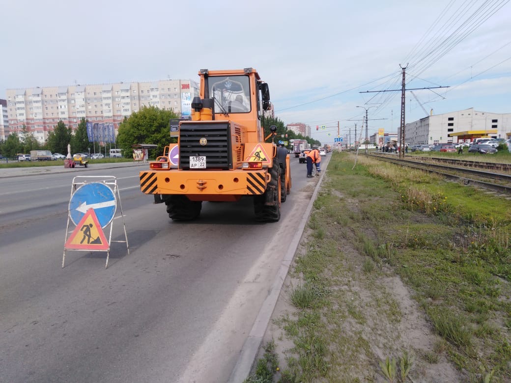 Барнаульские дорожники продолжают благоустраивать придорожные участки 