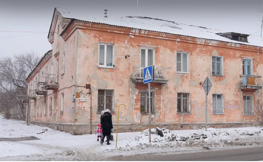 Якутск 2 этажные бараки. Медведское шоссе луга дома для переселенцев. Реновация квартиры. Квартира в доме под расселение. Квартиры по реновации.