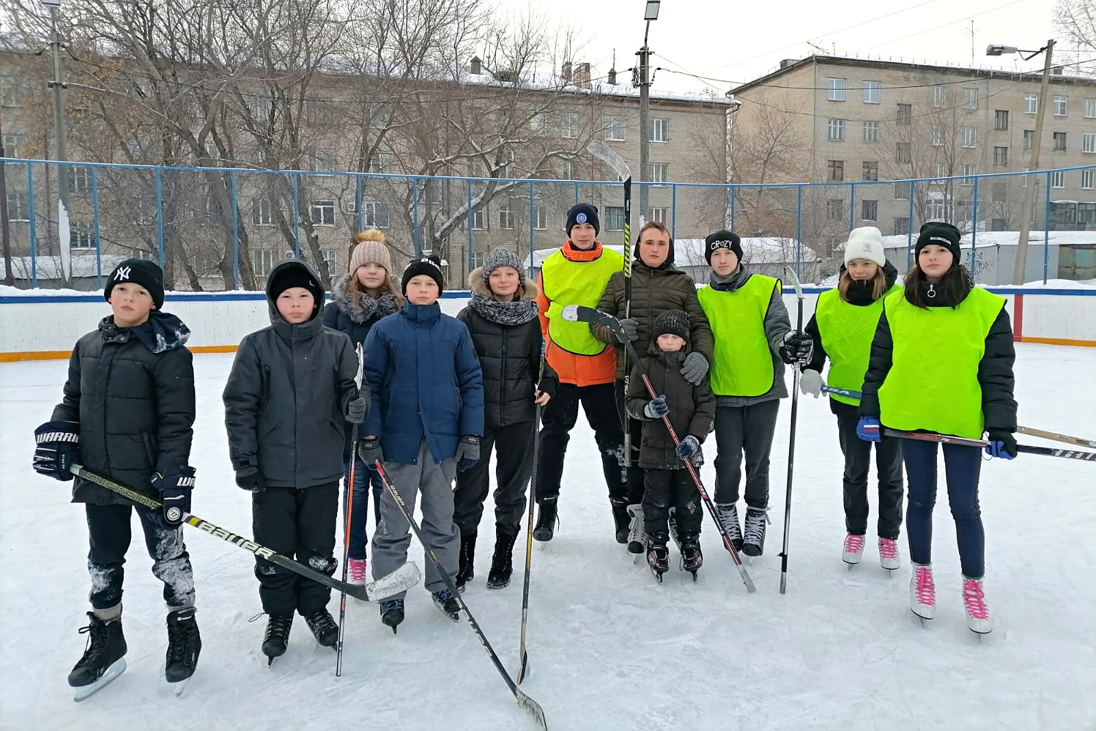 В Октябрьском районе прошли соревнования по хоккею в рамках проекта «Зимний дворовый инструктор»