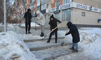 Депутаты Молодежного Парламента Барнаула и народные дружинники Ленинского отряда помогают в очистке от снега и льда улиц города
