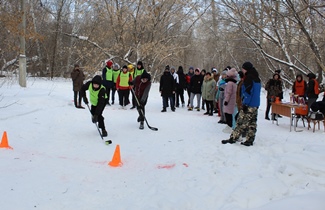 В парке «Юбилейный» прошли спортивные эстафеты «Зимние старты» 