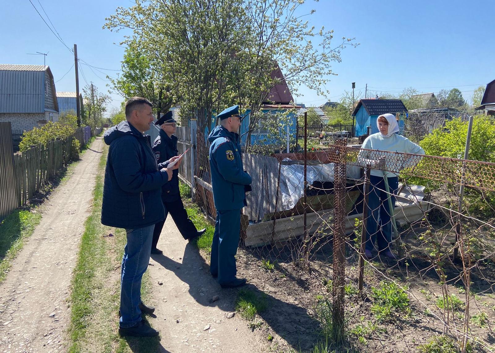 Садоводам в двух районах Барнаула напомнили сегодня о правилах пожарной безопасности