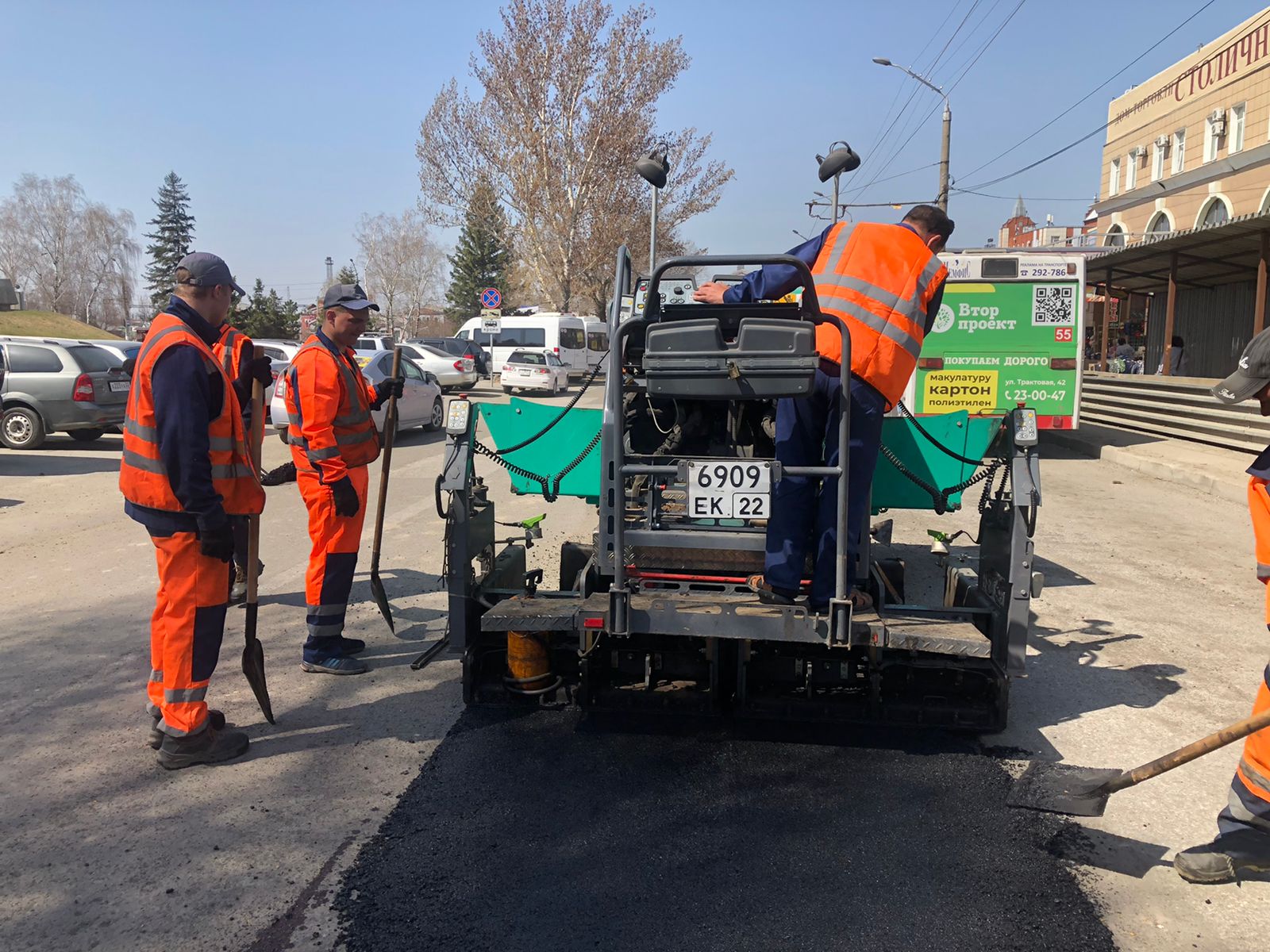 «Автодорстрой» продолжает текущий ремонт дорог горячим асфальтобетоном в Барнауле