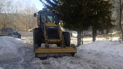 Очистка придомовых территорий от снега на особом контроле