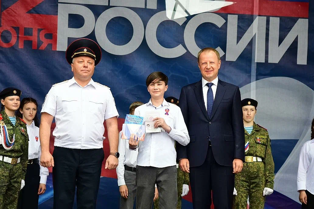 В День России Губернатор Виктор Томенко вручил паспорта 15 юным жителям Алтайского края