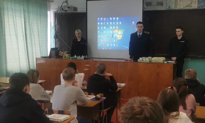Учащиеся школы №6 Барнаула прослушали лекцию о профилактике экстремизма в молодежной среде