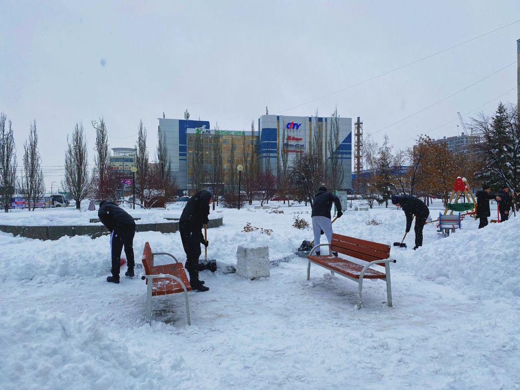 Устранять последствия снегопада в Барнауле помогают студенты-волонтеры