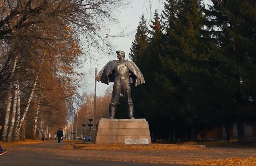 Среда Барнаула: монумент «Целинник»