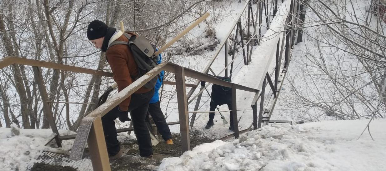 В Центральном районе продолжаются акции по очистке пешеходных зон с участием студентов