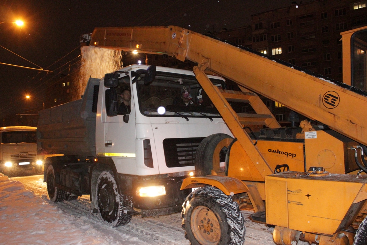 В ночь на 17 февраля на дорогах Барнаула будет работать 121 единица снегоуборочной техники