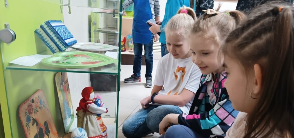 В рамках проекта «Древо традиций» в детской картинной галерее «Лукоморье» состоялось награждение по итогам зональных конкурсов 