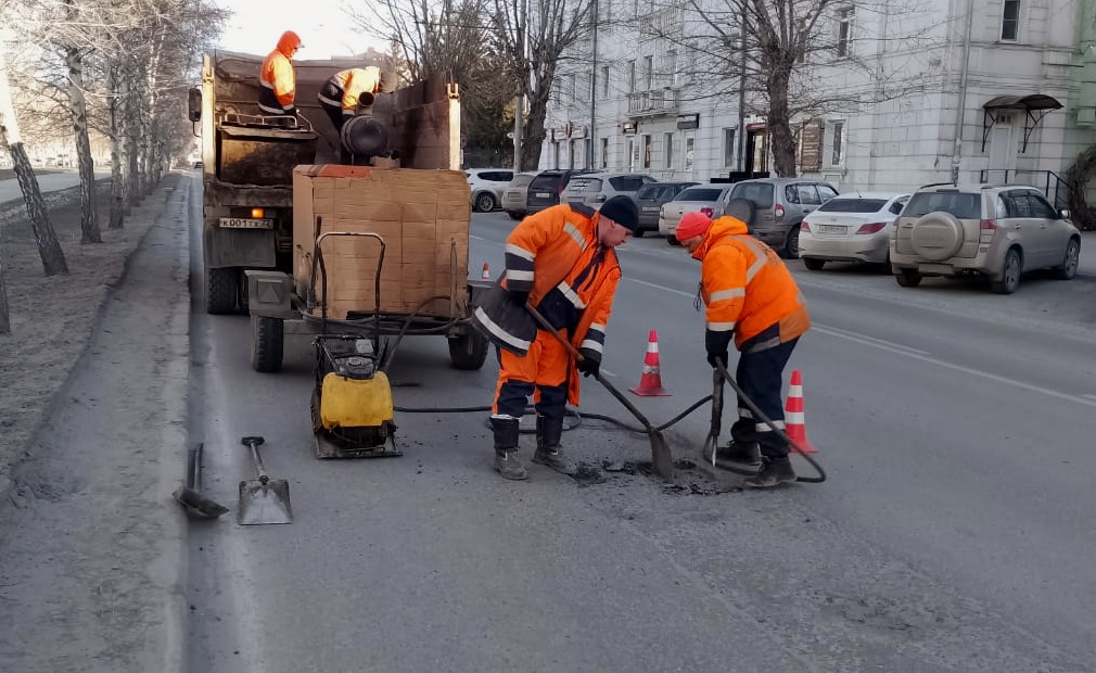 В Барнауле продолжается ремонт дорог с применением холодного асфальта