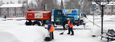 В Ленинском районе ведется работа по очистке кровель, дворов, тротуаров и дорог от снега 